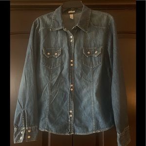 Old Navy denim shirt w pearl snaps